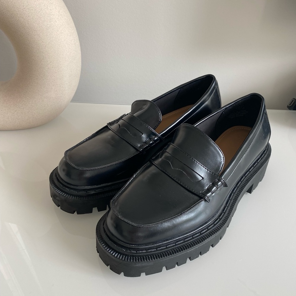 BLACK HM LOAFERS